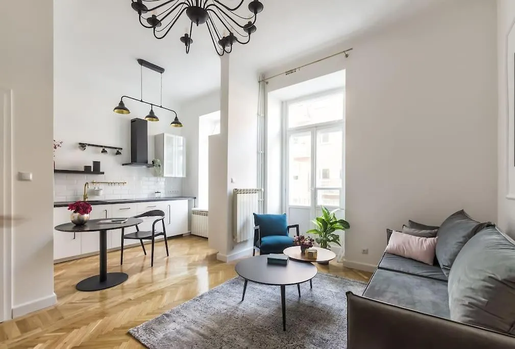 Glamorous Studio With High Ceiling Near Metro Warsaw